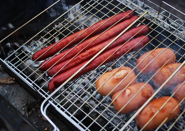 Salsichas grelhadas na fumaça . — Fotografia de Stock