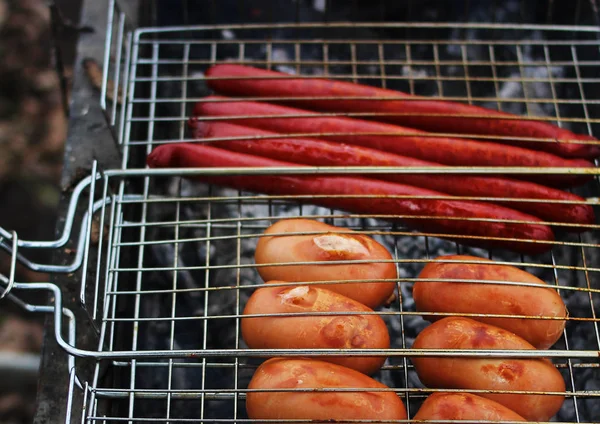 Salsichas grelhadas na fumaça . — Fotografia de Stock