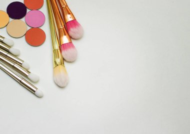 Kalıcı makyaj ve değerli taşlar için fırçalar.