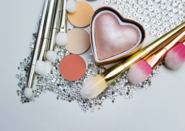 Kalıcı makyaj ve değerli taşlar için fırçalar.