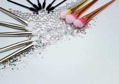 Kalıcı makyaj ve değerli taşlar için fırçalar.