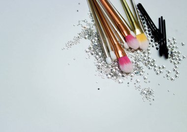 Kalıcı makyaj ve değerli taşlar için fırçalar.