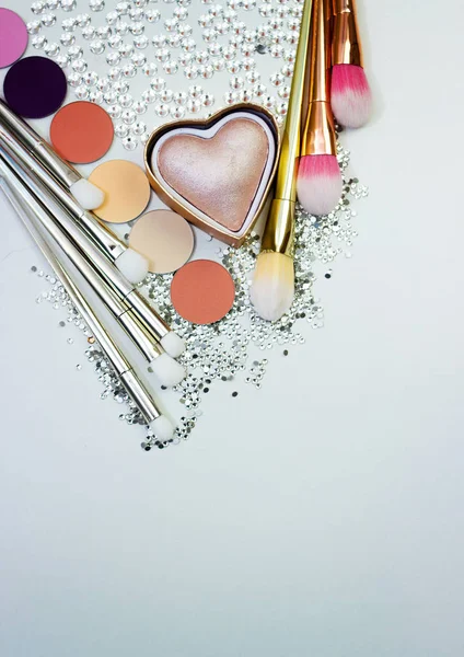 Cepillos para maquillaje y piedras preciosas . —  Fotos de Stock