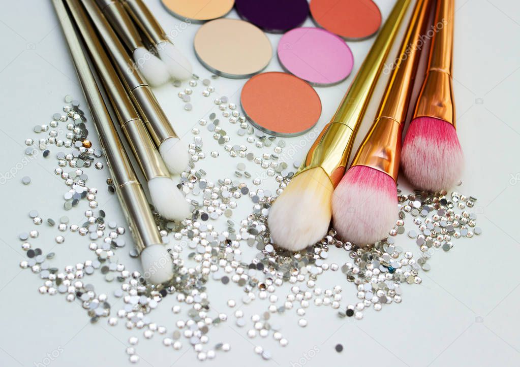 Makeup brushes and Swarovski stones, makeup shades. 147230039 Larastock