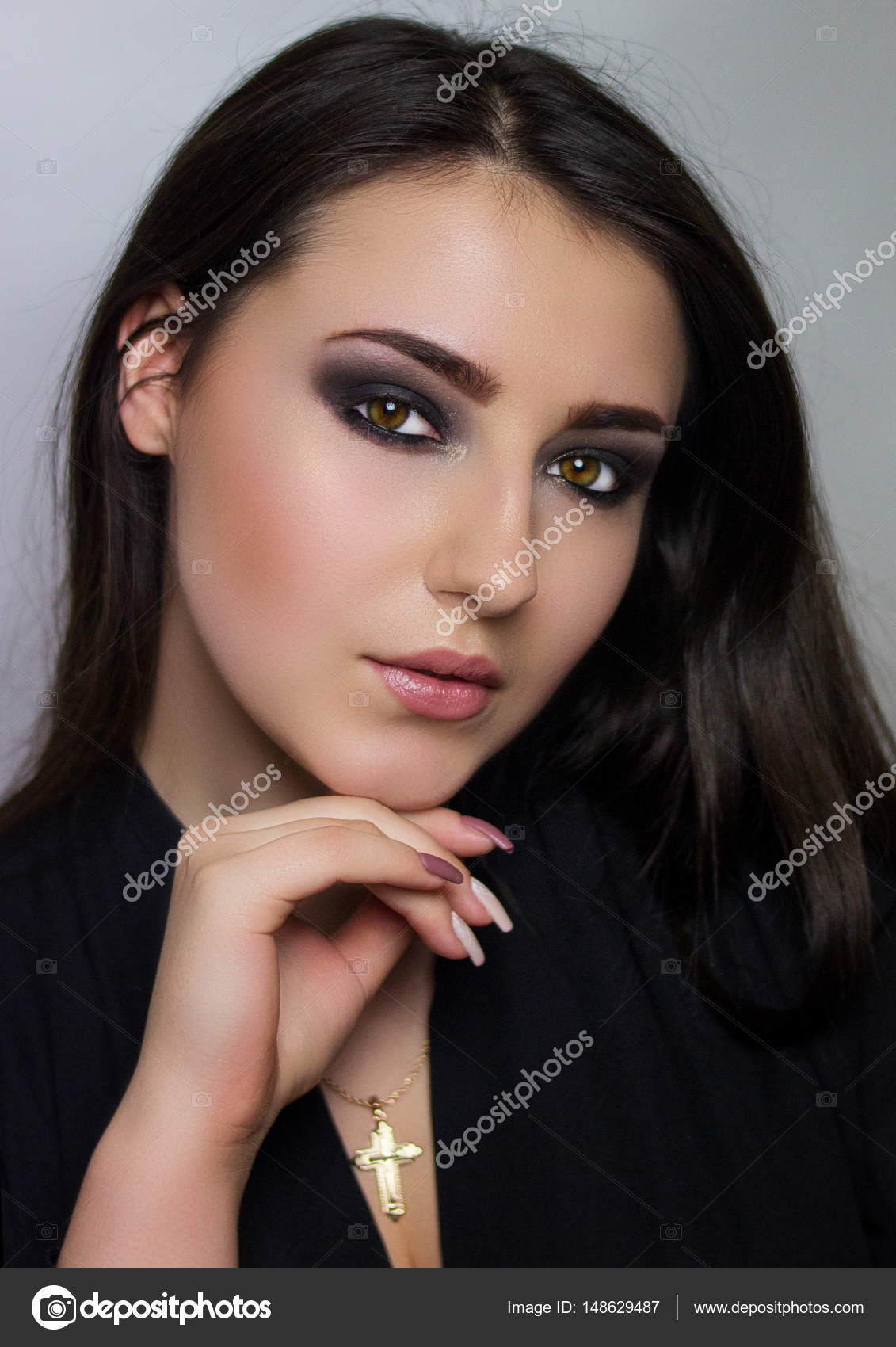 Brunette Avec Une Belle Soiree Maquillage En Noir Image Libre De Droit Par Kirilyukrm Yahoo Com C