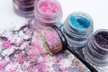 Güzel pigmentler ve makyaj fırça.