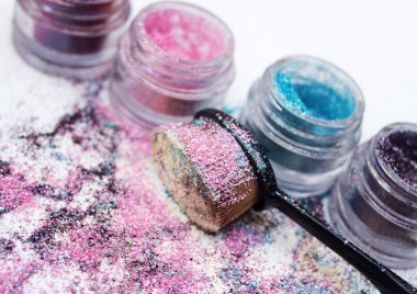 Güzel pigmentler ve makyaj fırça.