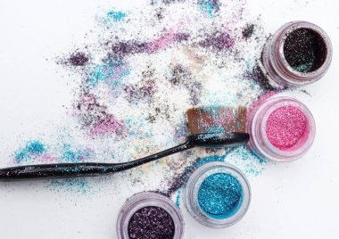 Güzel pigmentler ve makyaj fırça.