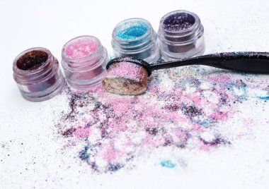 Güzel pigmentler ve makyaj fırça.