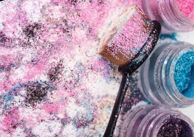 Güzel pigmentler ve makyaj fırça.