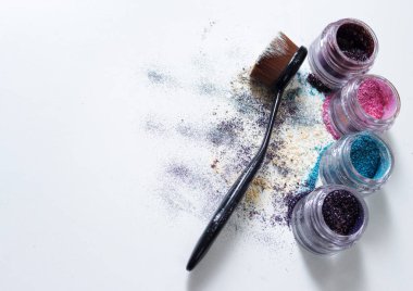 Güzel pigmentler ve makyaj fırça.