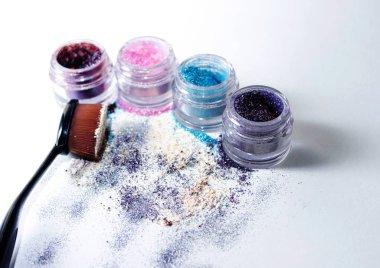 Güzel pigmentler ve makyaj fırça.