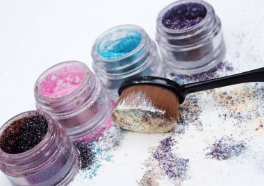 Güzel pigmentler ve makyaj fırça.
