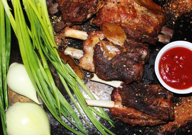 Kızarmış et baharatlar ile bir kemik üzerinde