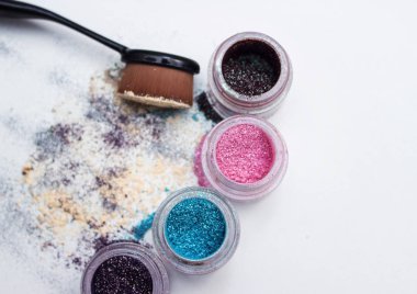 Güzel pigmentler ve makyaj fırça.