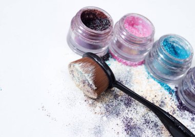 Güzel pigmentler ve makyaj fırça.