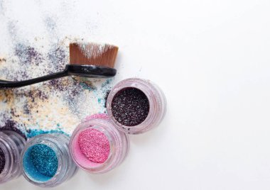 Güzel pigmentler ve makyaj fırça.