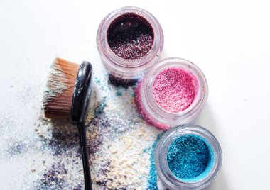 Güzel pigmentler ve makyaj fırça.