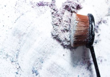 Güzel pigmentler ve makyaj fırça.