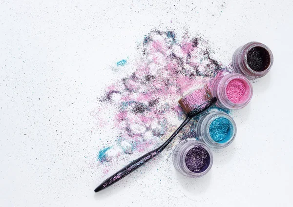Hermosos pigmentos y cepillo de maquillaje . — Foto de Stock