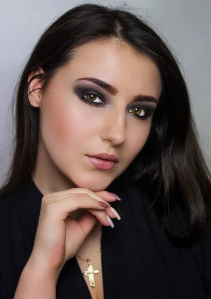 Brunetka s krásnou večerní make-up v černém — Stock fotografie