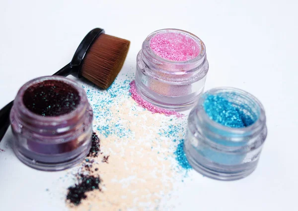 Hermosos pigmentos y cepillo de maquillaje . — Foto de Stock