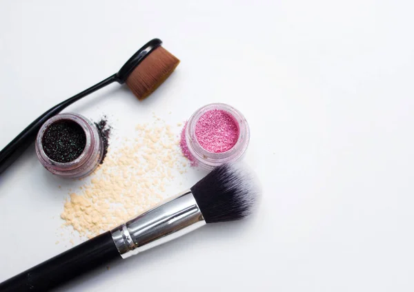 Vackra pigment och makeup borste. — Stockfoto