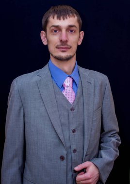 Gri takım elbiseli genç ve saygın bir adam