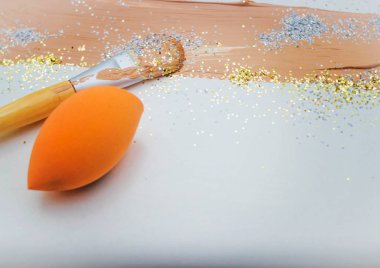 Makyaj Vakfı krema ile sünger