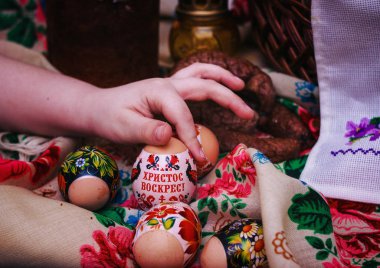 Paskalya yumurtaları el bebek