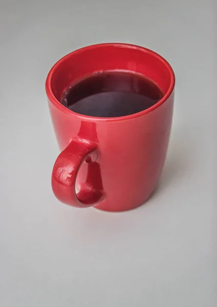 Tazza rossa piena di tè freddo — Foto Stock