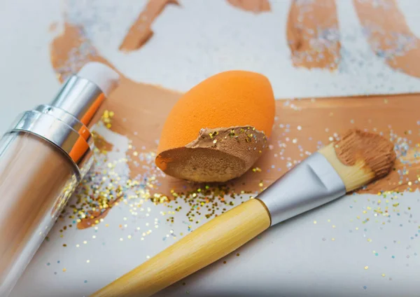 Esponja para maquillaje con crema de base — Foto de Stock