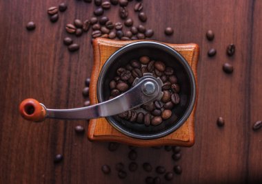 Kahve çekirdekleri bir ağaç üzerinde bir kahve değirmeni