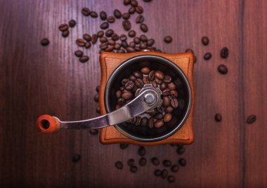 Kahve çekirdekleri bir ağaç üzerinde bir kahve değirmeni