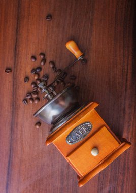 Kahve çekirdekleri bir ağaç üzerinde bir kahve değirmeni