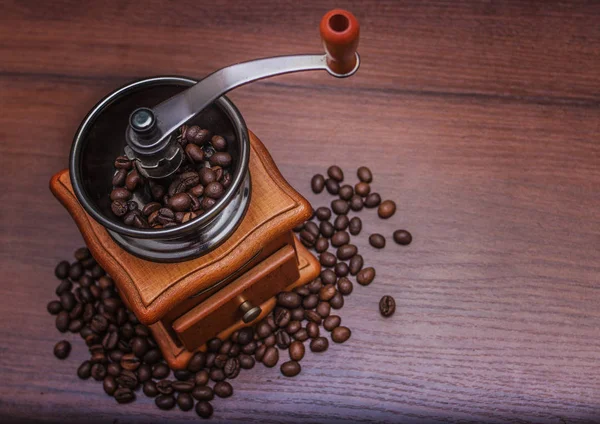 Chicchi di caffè in un macinino da caffè su un albero — Foto Stock