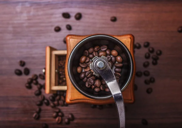 Chicchi di caffè in un macinino da caffè su un albero — Foto Stock