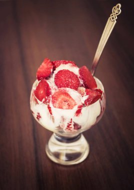 Çilek kremalı bir cam dilimlenmiş