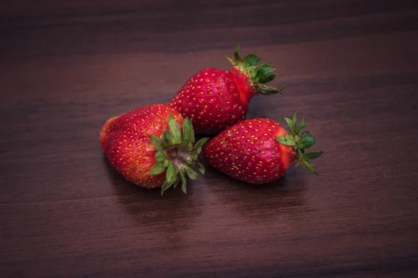 Stora jordgubbar med blad — Stockfoto