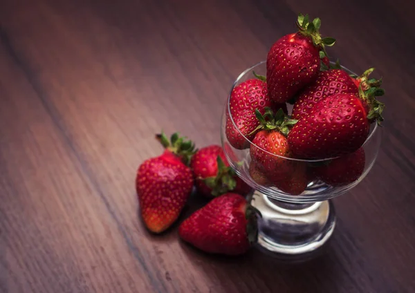 Stora jordgubbar i ett glas — Stockfoto