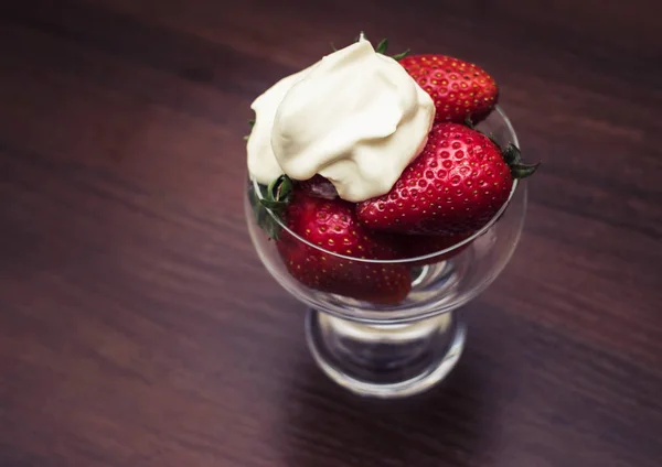 Grote bessen van aardbeien in een glas — Stockfoto