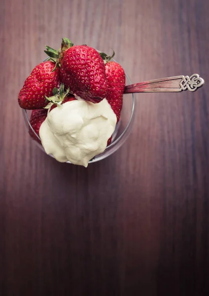 Large berries of strawberries in a glass — Stock Photo, Image