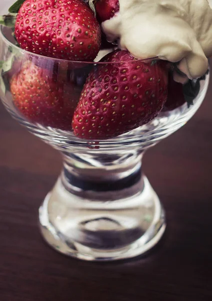 Grandes baies de fraises dans un verre — Photo