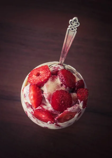 Sliced strawberries with cream in a glass — Stock Photo, Image