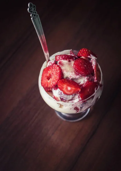 Fraises tranchées à la crème dans un verre — Photo