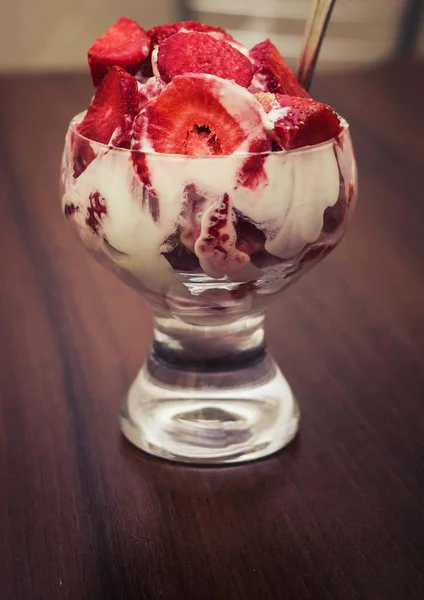 Sliced strawberries with cream in a glass — Stock Photo, Image