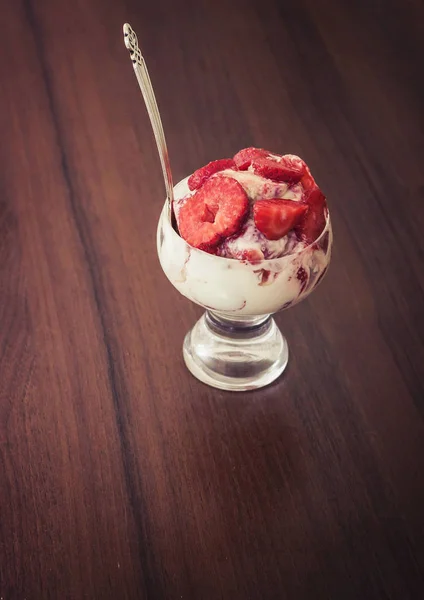 Fraises tranchées à la crème dans un verre — Photo