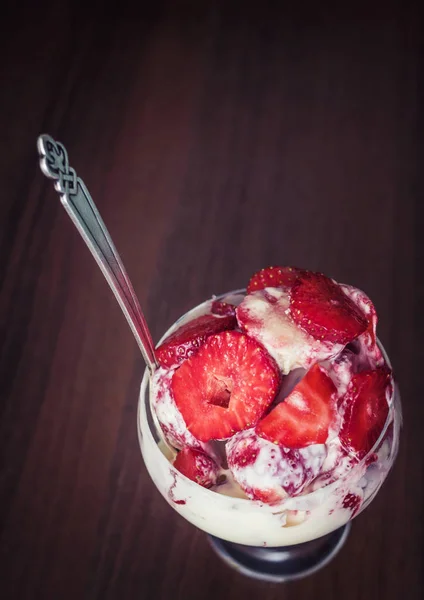 Fraises tranchées à la crème dans un verre — Photo