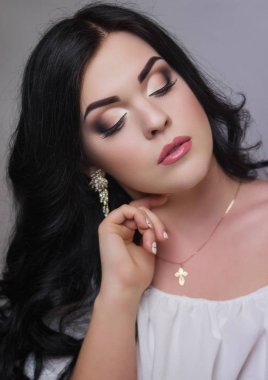 Profesyonel akşam makyajlı güzel model