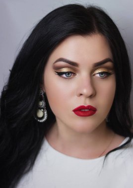 Mavi gözlü esmer için profesyonel makyaj